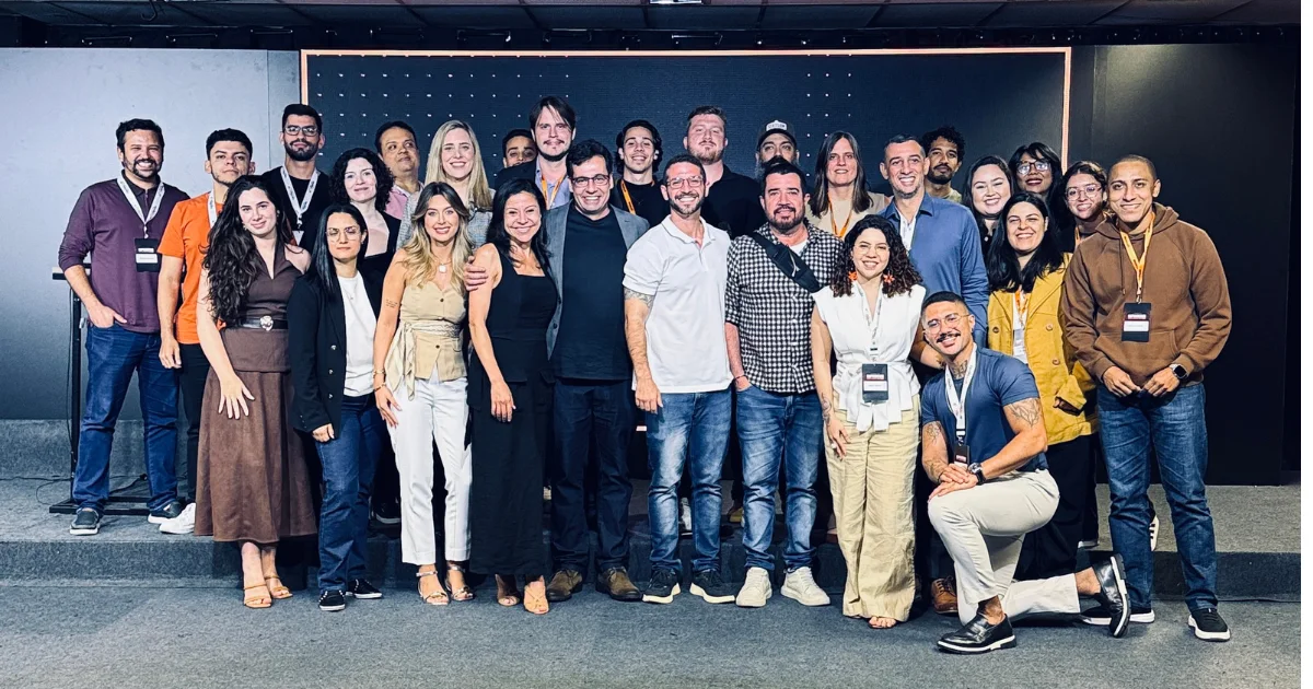 Participantes de uma imersão presencial da Funnel Labs I.A reunidos ao fim do evento